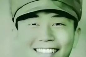 他一人对战敌军一个班，身中93弹壮烈牺牲，而身旁的战友却不见了图片