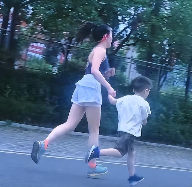 贵州跑圈“女神	”李绍艳去世	，年仅30岁，多次在马路上逆行摆拍