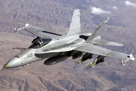 美军打自己战机，火力挺猛挺准图片