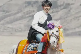 4年前一夜爆火的丁真，不进娱乐圈转投入家乡，如今他后悔吗图片