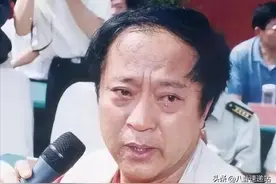 75岁牛群现状 公园被偶遇光膀子锻炼不顾形象 参加采访衣着十分朴素图片