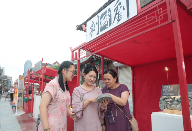 鼓楼灯光秀开启常态化运营 昨日盛大启幕