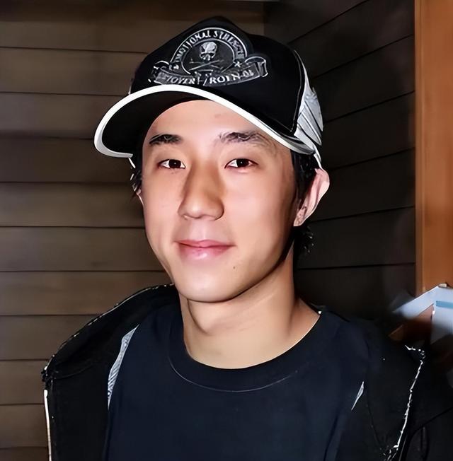 71岁成龙满头白发，儿子不成材，女儿在外流浪