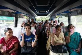 免费公交计划实施四年多，印度女性走得更远了吗？有司机依然不愿为她们停车图片