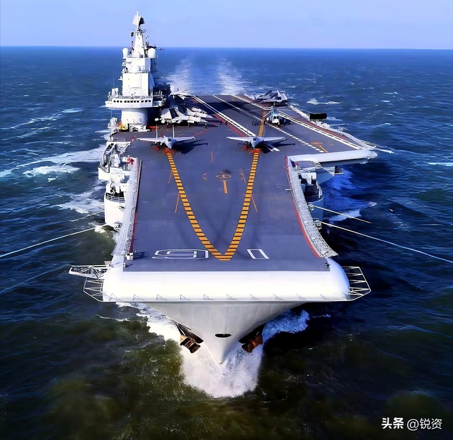 美国战机引起热议！航母暴露致命短板，中国总结经验转化成果