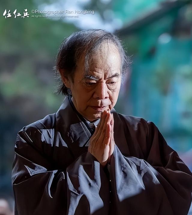 拔萝卜带泥！释永信倒台后，最惨的不是女明星，而是捐了46亿的他