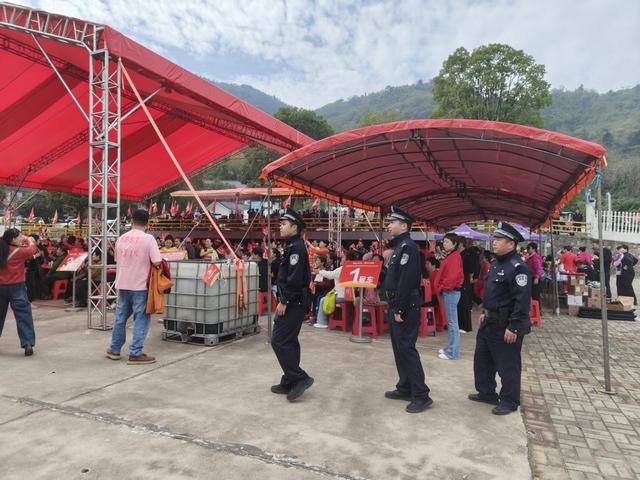 秋登四峰山，警徽护平安！汀祖派出所全力护航登山活动