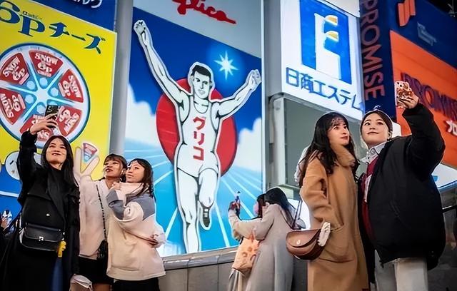 中日关系遇冷叠加地震竟然阻挡不了香港人的旅日热情？日元兑换店排长龙准备旅日的人反而更多，深层原因曝光