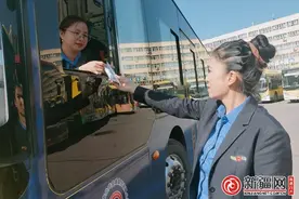 “金雪莲 ”绽放公交线——乌鲁木齐907路公交车女驾驶员的暖心故事图片