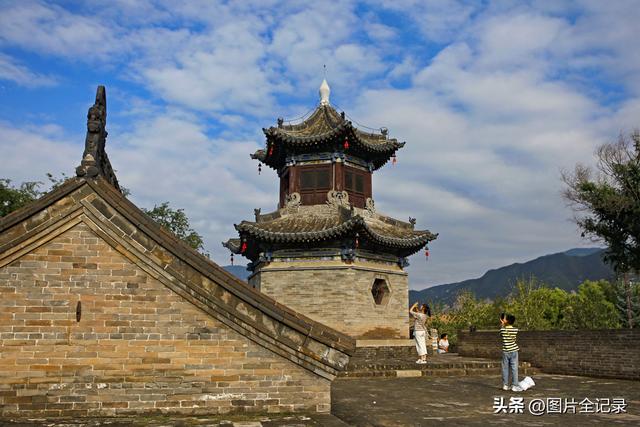 山西介休：张壁古堡暑期旅游升温