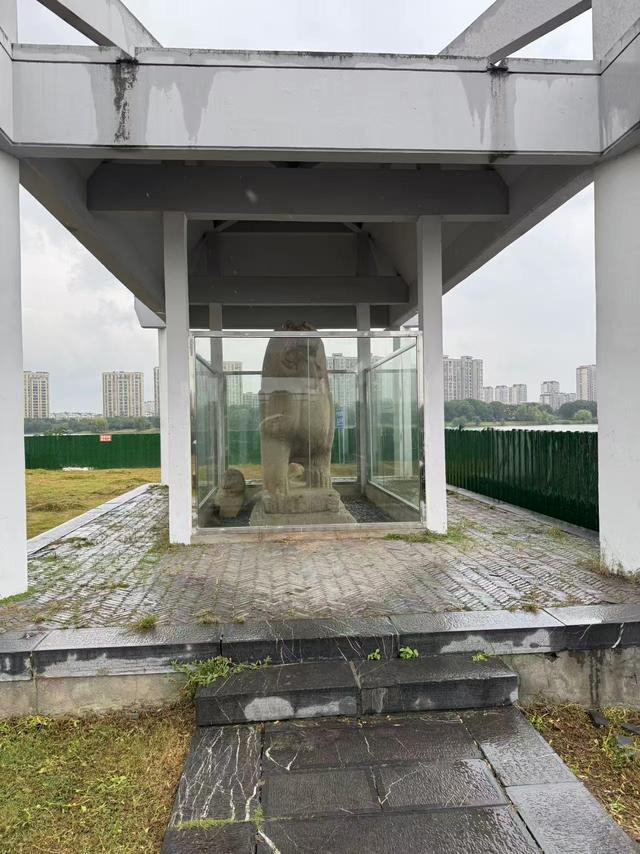 王气销沉处：南京江宁方旗庙南朝石刻前，被雨打湿的帝王魂