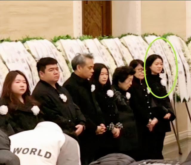 杨振宁身覆国旗，翁帆站首位，次子杨光宇露面，重量级好友也到场