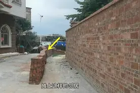 广东男子建院子不留路，邻居跟着把地围起来，让男子车都开不进去图片