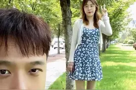 笑麻了!男子给老婆拍照，不慎入镜。纷纷问脸咋那么长，神回答！图片