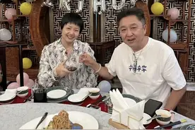 德云社于谦与妻子近照被晒，谦大爷精神抖擞，谦嫂依旧贤惠漂亮图片