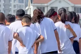 男生看毕业典礼被高个女生霸气抱起，上演举高高场面，太有爱了图片