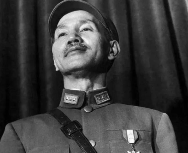 1955年蒋介石指着十大元帅名单，对夫人苦笑：这个人太厉害了！