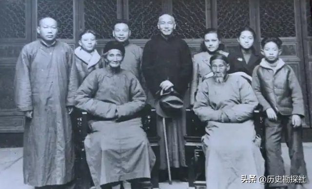 这就是蒋介石父母的真实样貌，其父外号“埠头黄鳝”，罕见老照片