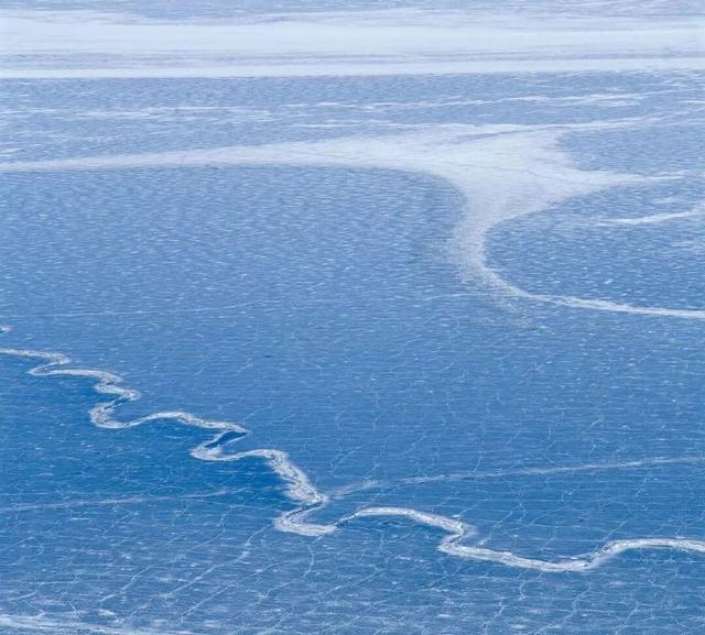 西藏冬日的冰湖仙境，堪比贝加尔湖！