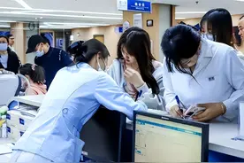 高考后的“怪现象”，女高中生扎堆进医院手术，家长排队去民政局图片