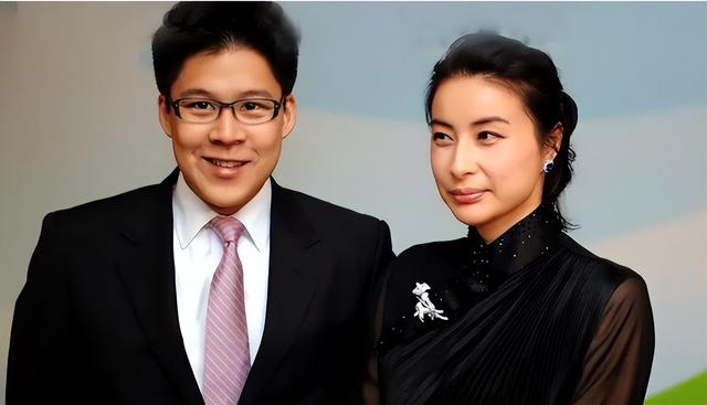 临近年关，轻松"拿捏"霍启刚的郭晶晶，竟意外走上了倪萍的老路