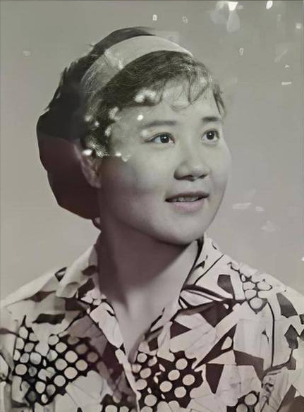吃里爬外，永不回国？她带领30名演员选择留美，如今年过花甲归来