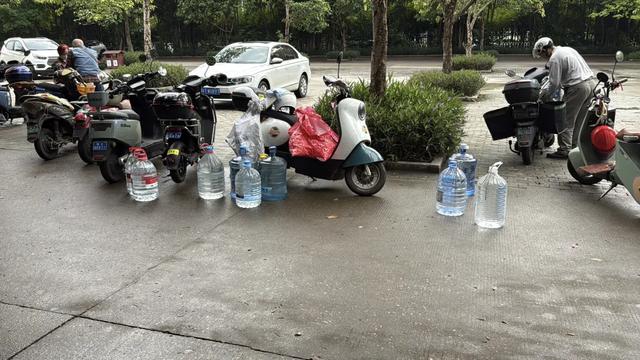 南宁青秀山脚下的水源地,来取水的人络绎不绝,你喝过这里的水吗