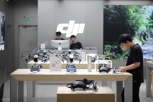 影石砸5亿造无人机，大疆直降900元，市场乱斗消费者成最大赢家？