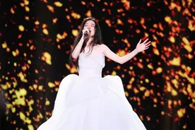 年仅18却疯狂捞金，单依纯家境被曝光后，才知道她为何着急赚钱！图片