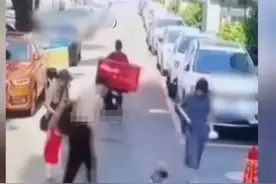 女子牵绳遛狗被老人砍3刀，死命把狗护怀中还下手，狗惨叫满脸血图片