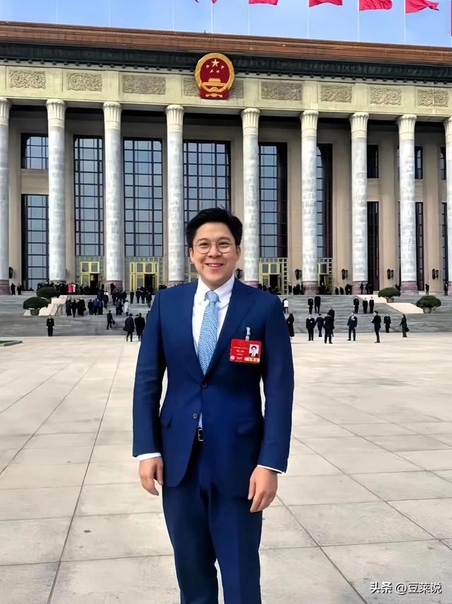 全网恭喜！45岁霍启刚又升职了，级别很高，妻子郭晶晶立了大功！