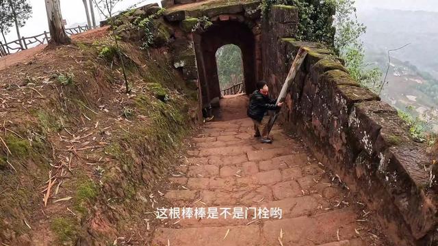 重庆江津丹霞绝壁上的军事要塞，冷兵器时代堪称不可攻克之地