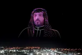 王爷们直呼过瘾！沙特国庆的中国无人机表演，赛博朋克版法天象地图片