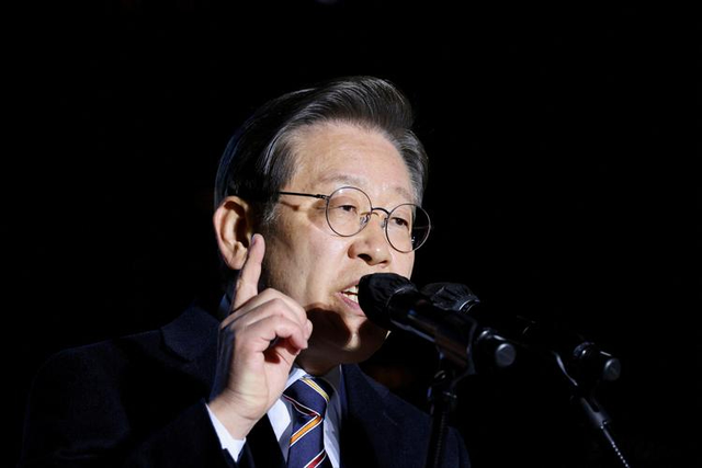 两邻国已做选择，特朗普是真没想到，美方：中国还在狂抛美债