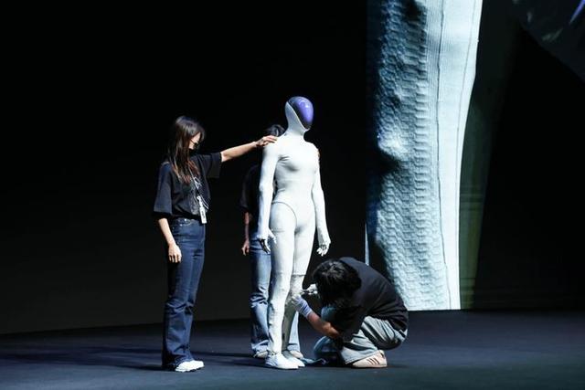 马斯克罕见认怂？点赞小鹏IRON	，中美机器人争霸赛已见分晓