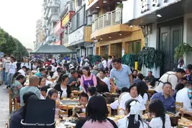 满了！满了！游客住进局长家图片