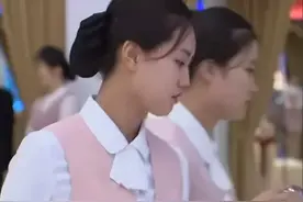 朝鲜国宴让我大开眼界！招待普京的服务生，比献花美女还要漂亮！图片