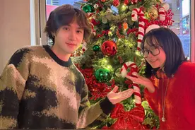 男歌手宣布喜得女儿图片