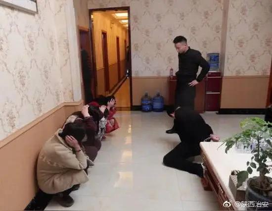 商都一小区存卖淫嫖娼活动,多人被当场抓获。