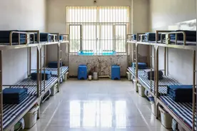 监狱跟监狱的区别真大，有的监舍里面有太阳能，有的没有卫生间！图片