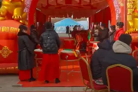40岁明星孙坚回陕西办流水席，请30多名员工吃，本人澄清：我没有结婚，只是想让全国的朋友来我家乡图片
