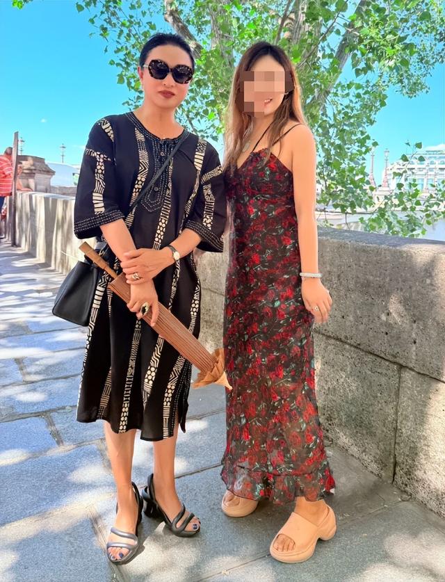 57岁金星定居法国，身材发福满脸褶子连胸都小了，越来越像男人