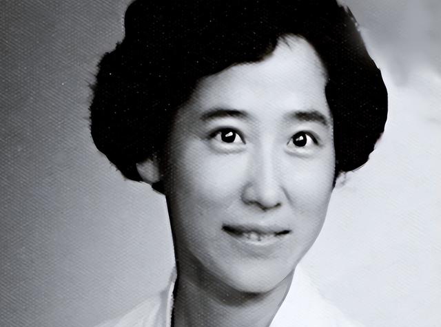 李鹏总理儿媳罕见留影，五官端正长相大气，爷爷功勋卓著比肩元帅