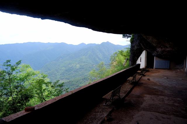 探秘三岩寺红军洞