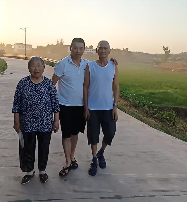 四川射箭小将钟翔去世	，仅17岁，去世前不久刚获1金3银，死因唏嘘