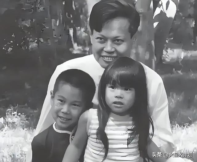 18年，杨振宁儿女从美国来看望父亲与翁帆，一家人在三峡其乐融融