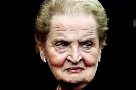 美国国务卿奥尔布赖特逝世，萨达姆讽刺“独特的蛇蝎女强人”！图片