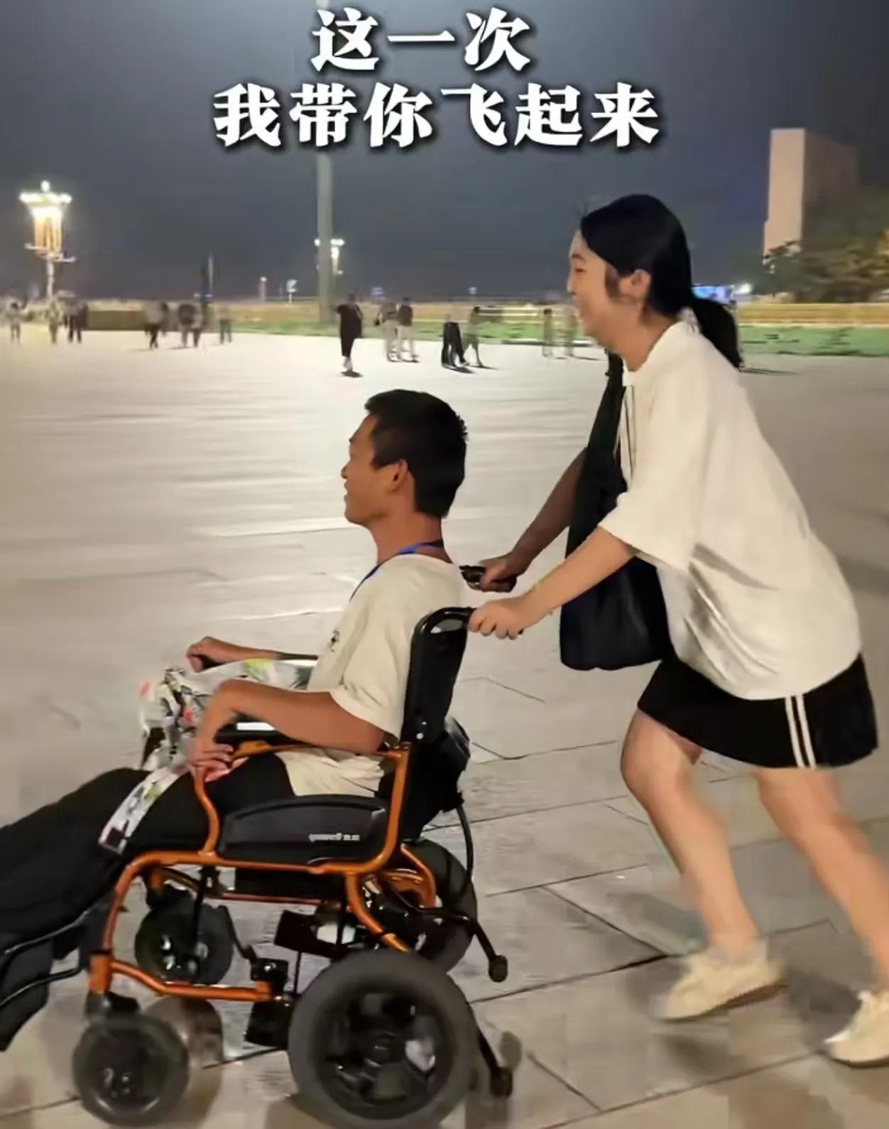 无数“余华”扛起他们的“铁生”(一路上有太多的人给予他们帮助,有高铁上的工作人员,也有旅客) 无数“余华”扛起他们的“铁生”(一路上有太多的人给予他们帮助,有高铁上的工作人员,也有旅客)
