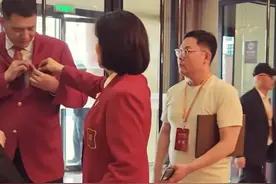 意难平！李昕与巩晓彬分手多年再相聚，与巩晓彬热聊还帮他戴徽章图片