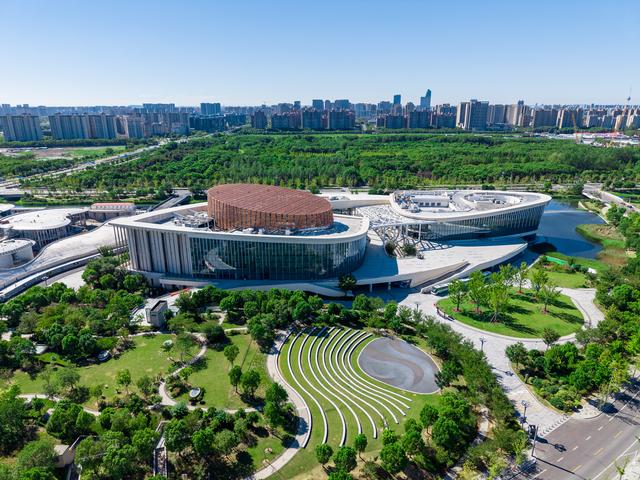 漫步森林剧场，邂逅艺术糖果：奉贤九棵树艺术中心亲子美学之旅